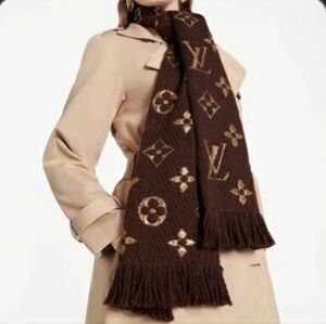 LOUISVUITTON SCARF ALMOST NEW WITH BOX. REVERSIBLE,  M71383 LAST PRICE